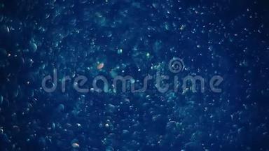透明肥皂泡混沌运动的深蓝色背景。 球旋转，抽象分子